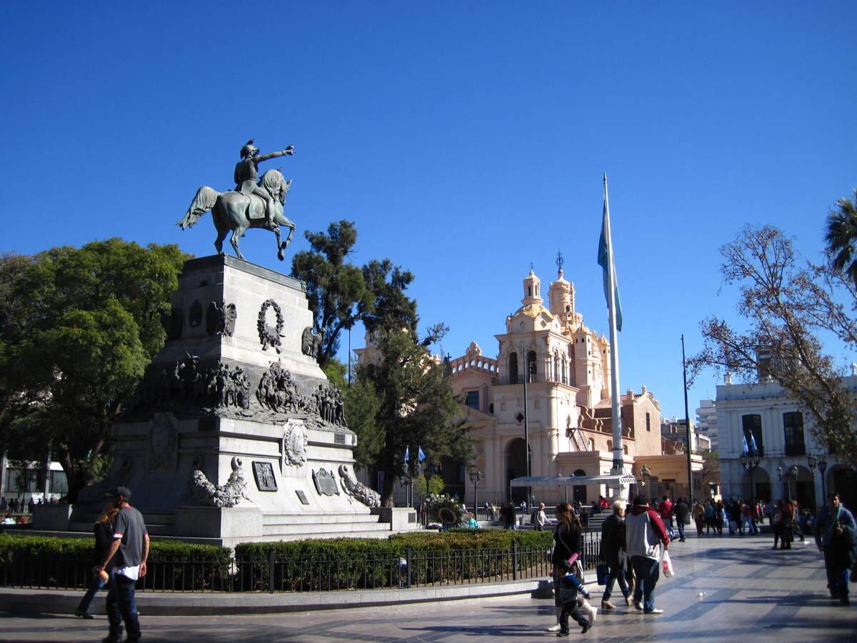 Plaza San Martín, marco zero da cidade de Córdoba; ao fundo, a Catedral e parte do Cabildo Histórico
Leia a reportagem especial de Miguel Arcanjo Prado: Córdoba é cidade jovem, histórica e intelectual da Argentina