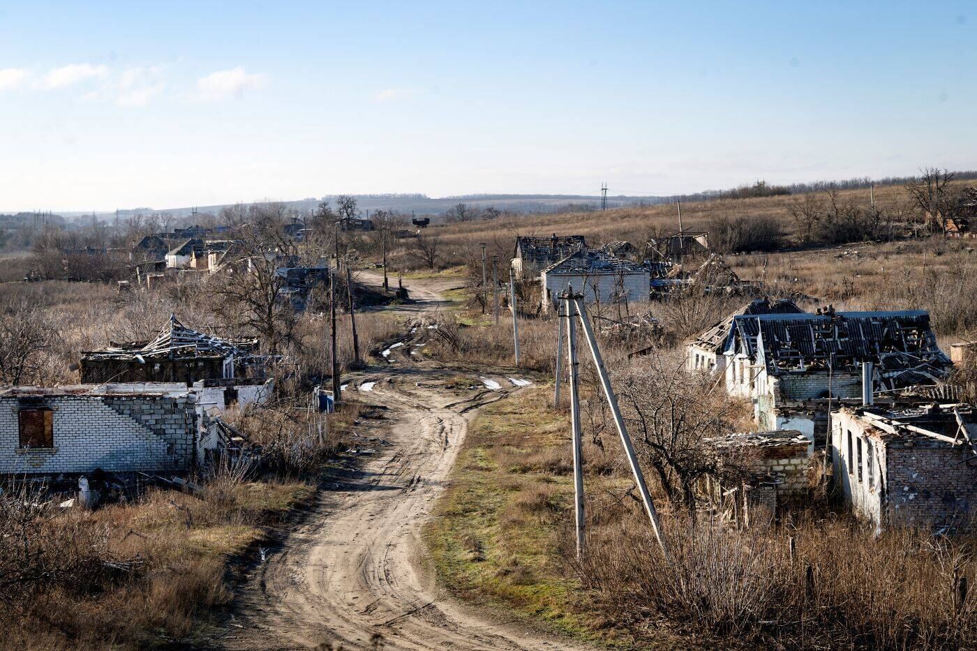 Casas destruídas em Kamianka, nos arredores
de Izyum, Ucrânia. Kamianka tem importância estratégica apesar de seu pequeno
tamanho; a Ucrânia recapturou a vila das forças russas no outono passado, mas
os danos foram extensos