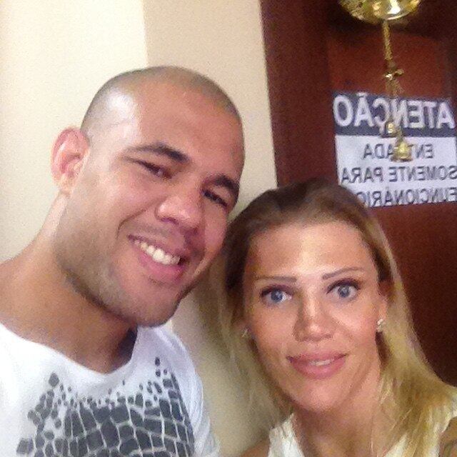 Duda participou da quarta edição da Fazenda, quando foi
eliminada do programa após um episódio de agressão. A lutadora participava de
uma prova na piscina e alega que teve seu biquíni puxado por Thiago Gagliasso
(irmão de Bruno Gagliasso). Para revidar, ela deu um tapa no peão, o que foi
considerado agressão