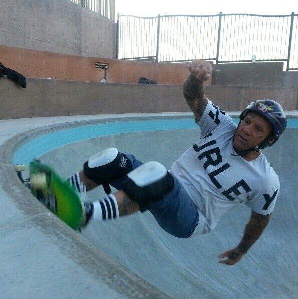 Um dos skatistas mais influentes de todos os tempos, Jay Adams faleceu em 14 de agosto de 2014, aos 53 anos. Ele ficou conhecido por revolucionar o skate vertical e ter um estilo autêntico 