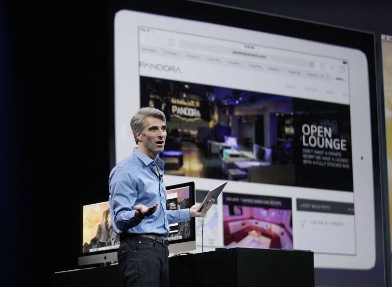 Novas funções
O OS X Yosemite, apresentado pelo vice-presidente sênior de engenharia de software, Craig Federighi, traz integração de recursos, como o AirDrop, que permite transferências entre Macs e aparelhos iOS. Também será possível enviar mensagens SMS e fazer chamadas telefônicas direto do computador, usando microfone e saída de áudio do Mac
