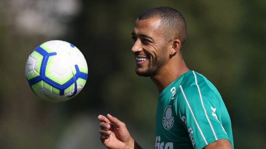 Vitor Hugo durante treino do Palmeiras, na Academia de Futebol