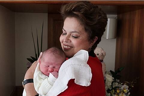 Sempre que aparece com o neto Gabriel, a presidente Dilma Rousseff mostra carinho pelo garotinho, que nasceu durante as eleições de 2010