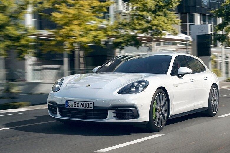 O modelo híbrido associa motores a combustão e elétrico, gerando potência combinada de 462 cavalos