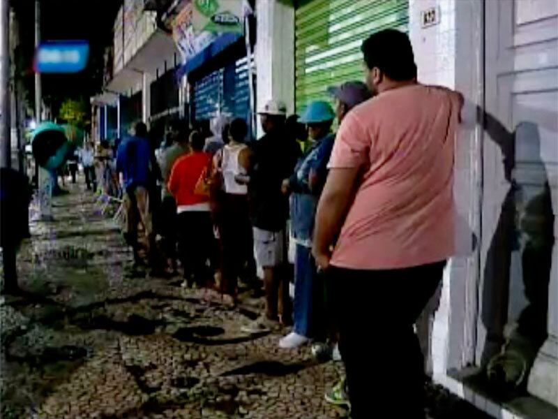 Seguranças particulares foram contratados para patrulhar a região para evitar furtos após as compras
