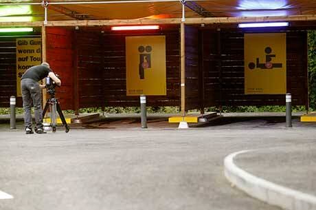 Um homem filma as "cabines do sexo" instaladas em Zurique, na Suíça