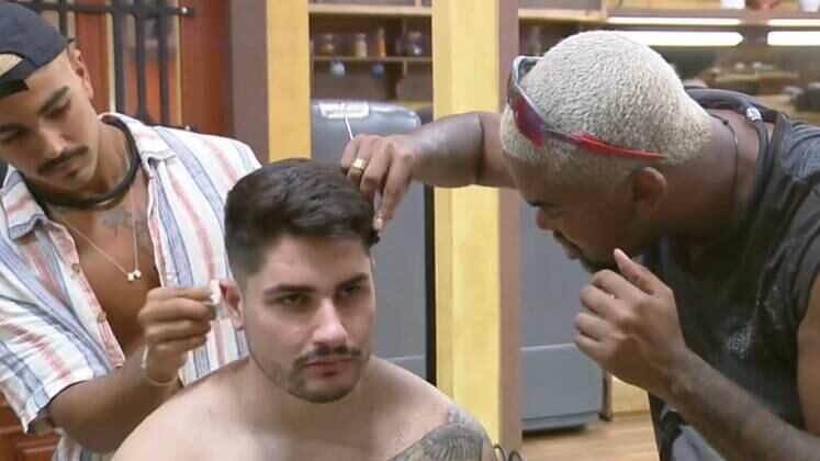 Yuri e Tonzão mostraram todo o talento que têm com a tesoura na mão e capricharam no corte de cabelo de Lucas. Os barbeiros improvisados mandaram tão bem que até WL se interessou pelo trabalho. Como sempre, as piadas não faltaram e os peões convidaram Cezar Black, que é careca, a entrar na fila