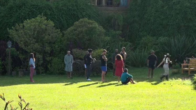 Todos desceram felizes para a área dos animais. Jaque comentou sobre o grupo estar na reta final do jogo, e lembrou os peões que essa pode ser uma das últimas delegações: "Que a gente aproveite, não sabemos que dia que eles saem, vamos aproveitar os animais", disse, alertando os colegas para a saudade que vão sentir quando se despedirem dos bichinhos.