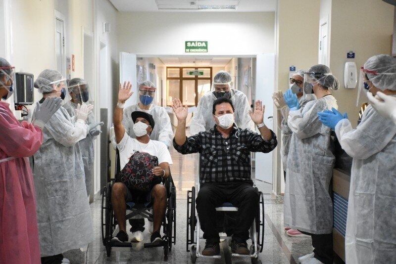 Pacientes comemoram alta da covid-19 em hospital de Rio Grande do Sul