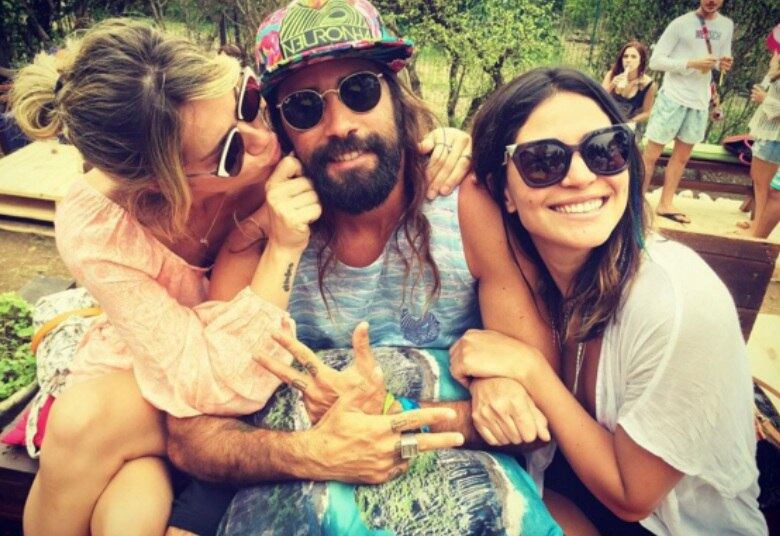 Quem também está por lá com o casalzinho é Carol Castro