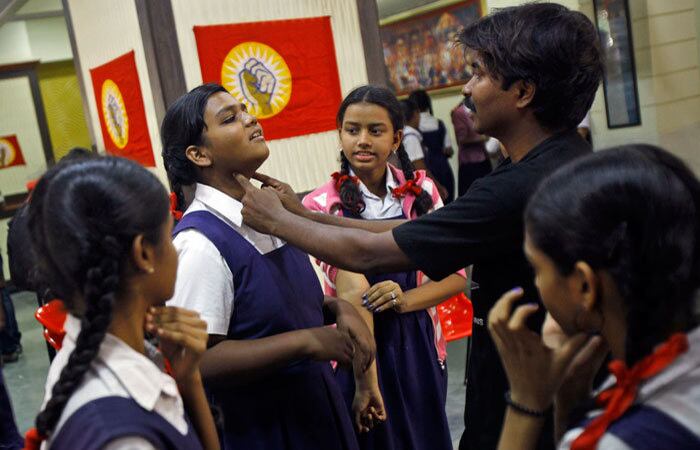 Meninas participam do programa de treinamento de defesa pessoal em uma escola de Mumbai na Índia