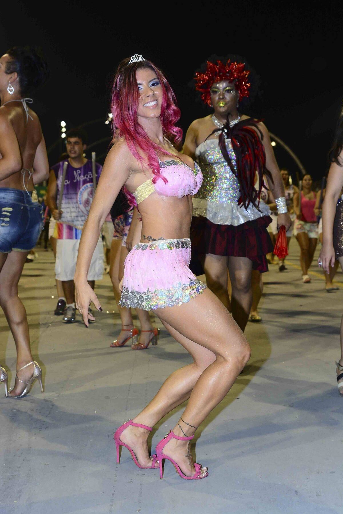 Thaís Bianca desfila no ensaio técnico da Rosas de Ouro, em São Paulo