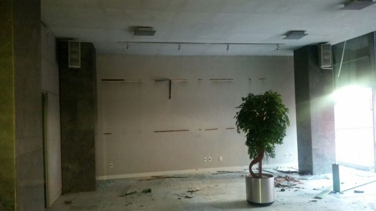 Na quarta-feira, a área entre os ministérios da Justiça, dos Transportes e de Minas e Energia virou um campo de batalha na Esplanada dos Ministérios, com confronto entre a Polícia Militar e manifestantes.
