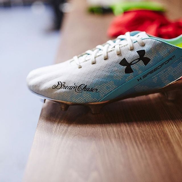 Querendo entrar de vez no mundo dos esportes, a Under Armour também lançou uma nova chuteira. O modelo é usado pelo craque holandês Memphis Depay, um dos garotos propaganda da marca