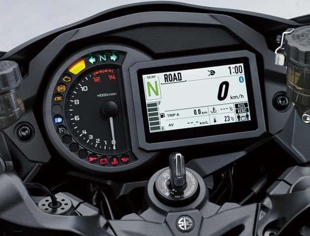 Painel mantém conta-giros analógico mas conta com TFT coloriado. Um show a parte