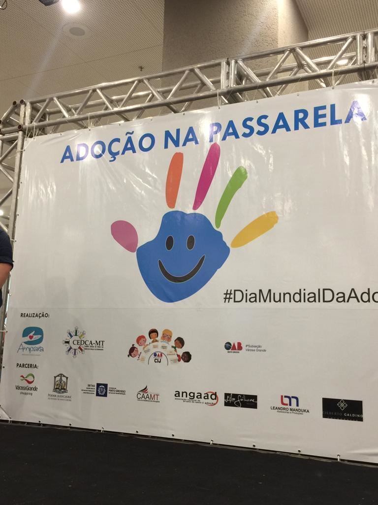 Um evento promovido pela OAB-MT (Ordem dos Advogados do Brasil de Mato Grosso) e Ampara (Associação Mato-grossense de Pesquisa e Apoio à Adoção) levou para as passarelas do Shopping Pantanal, na noite desta terça-feira (21), crianças e adolescentes de 4 a 17 anos que esperam ser adotadas. Eles teriam que desfilar para o público, caso se interessasse, escolher algum para adotar. Para a presidente da Comissão da Infância e Juventude da OAB-MT, advogada Tatiane de Barros Ramalho, o evento foi uma oportunidade para “os pretendentes a adotar poderem conhecer as crianças e os adolescentes”