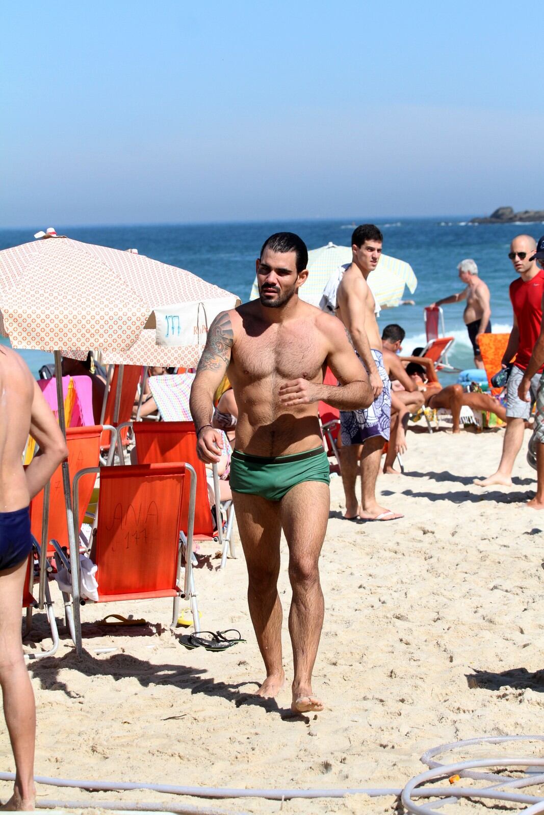 Juliano Cazarré mostrou sua ótima forma ao ir à praia de sunguinha. Que saúde!