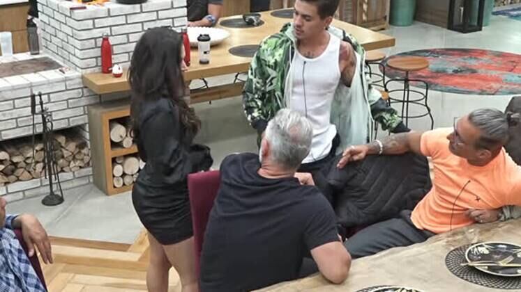 Para fechar com chave de ouro, não poderia faltar a terceira vez que Raíssa declarou guerra líquida aos peões! Inconformada com a quantidade de votos que recebeu no deck, ela foi tirar satisfação com os adversários, mas perdeu novamente a paciência e jogou água em Biel.  

A Fazenda 15 vai ao ar de segunda a sexta, às 22h45, e sábados e domingos às 23h, na tela da Record TV. Acompanhe o R7.com e as redes sociais para ficar por dentro de todas as novidades! Assine o PlayPlus e tenha acesso às câmeras 24h
