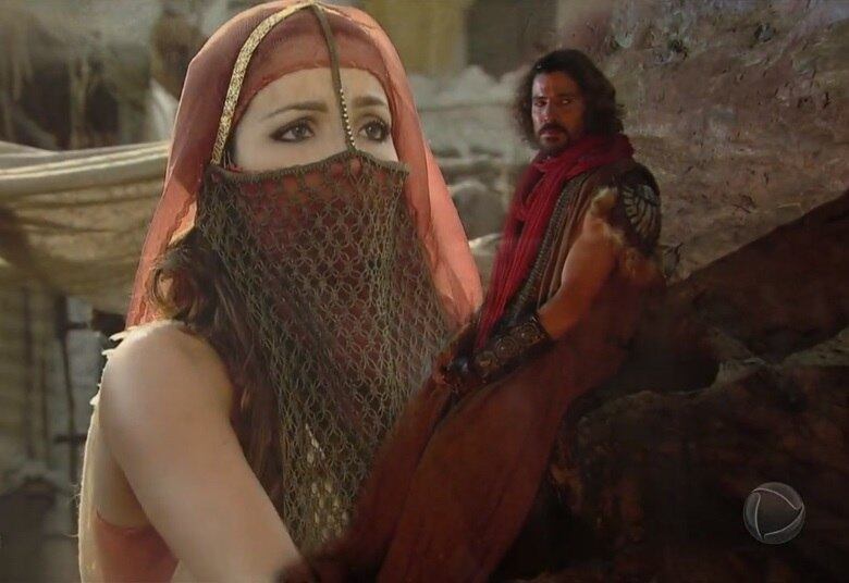 Davi também não se esqueceu da beleza marcante de Bate-Seba. Antes de ser capturado e fingir alucinação para escapar da prisão, sozinho, o guerreiro foi tomado por lembranças