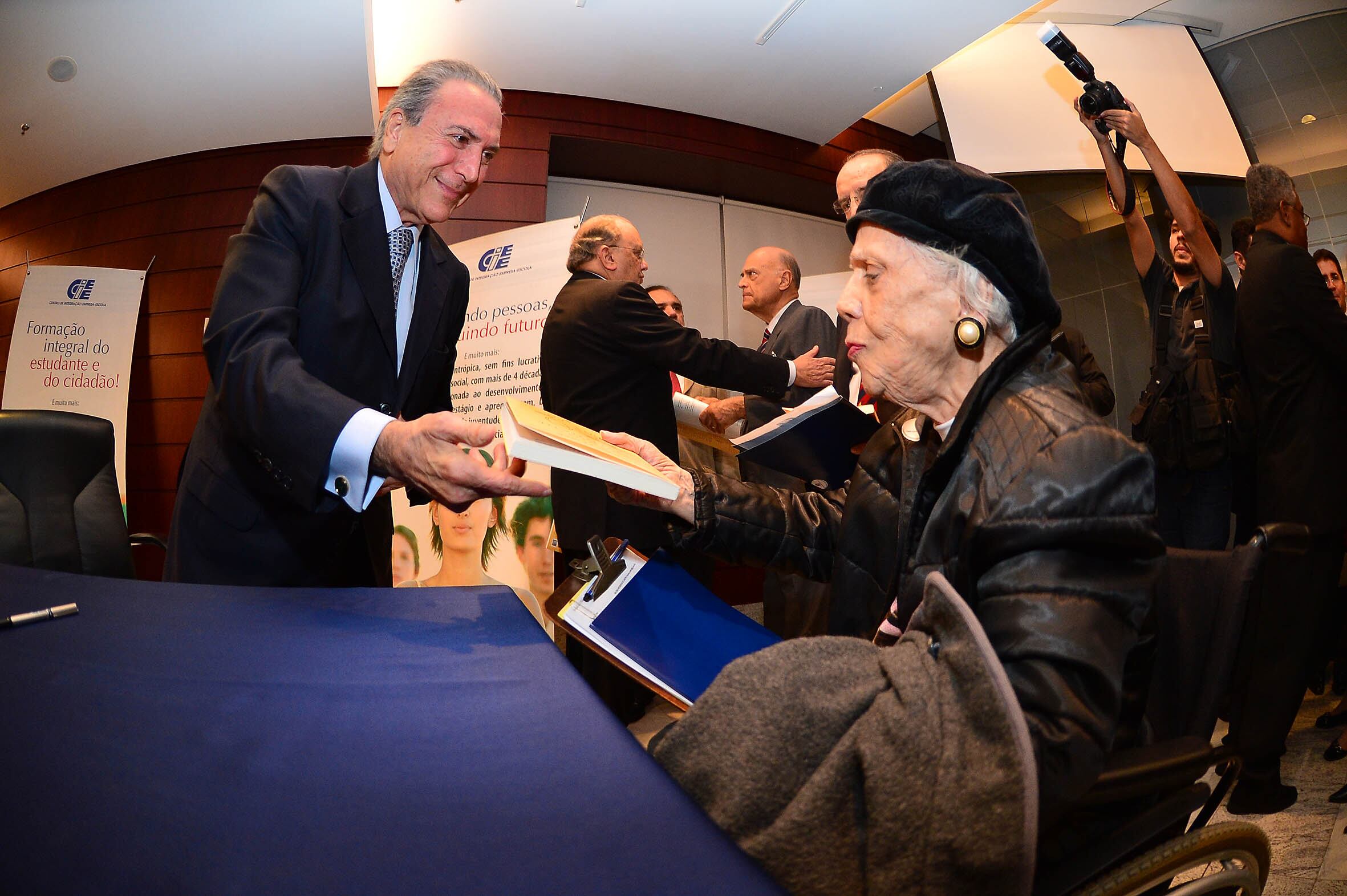 Além de poeta, Temer também é professor de direito e escreveu Elementos de Direito Constitucional, obra específica da área que já vendeu mais de 200 mil unidades
Conheça a história de amor entre Temer e a musa da República, Marcela Temer
