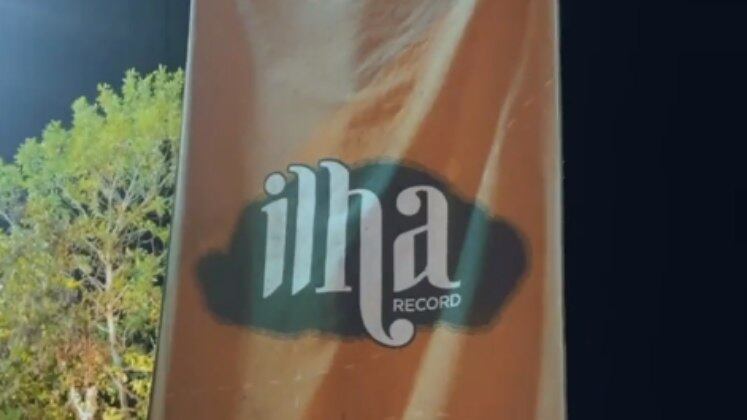 Além das celebridades, a Ilha Record ainda conta com um misterioso guardião! Ele será responsável pelo tesouro e também vai aparecer em momentos inusitados, sendo portador de notícias boas e também ruins... A apresentadora Sabrina Sato é a única que conhece a origem do guardião!
