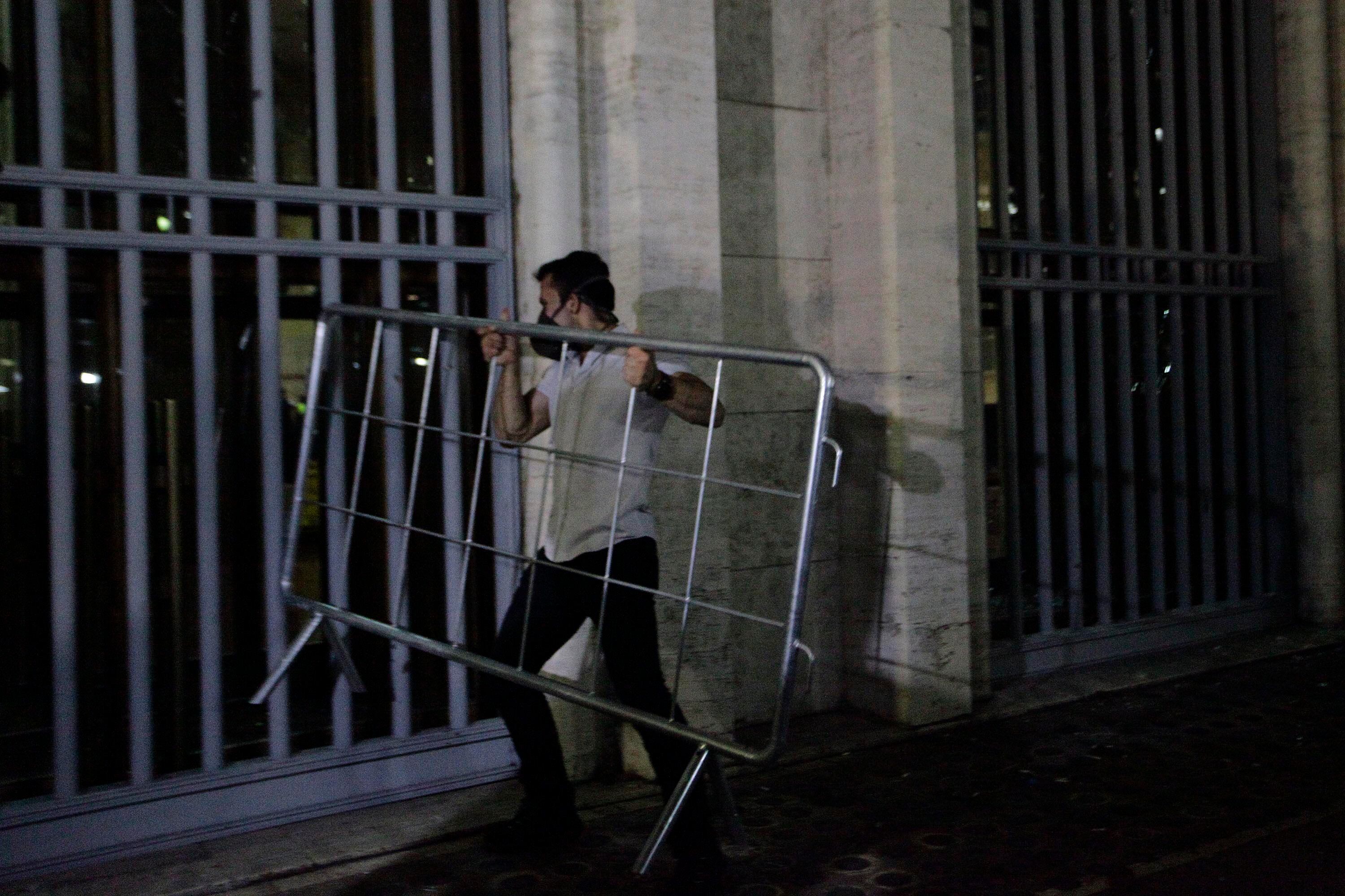 Homem depredou a Prefeitura de SP durante manifestação