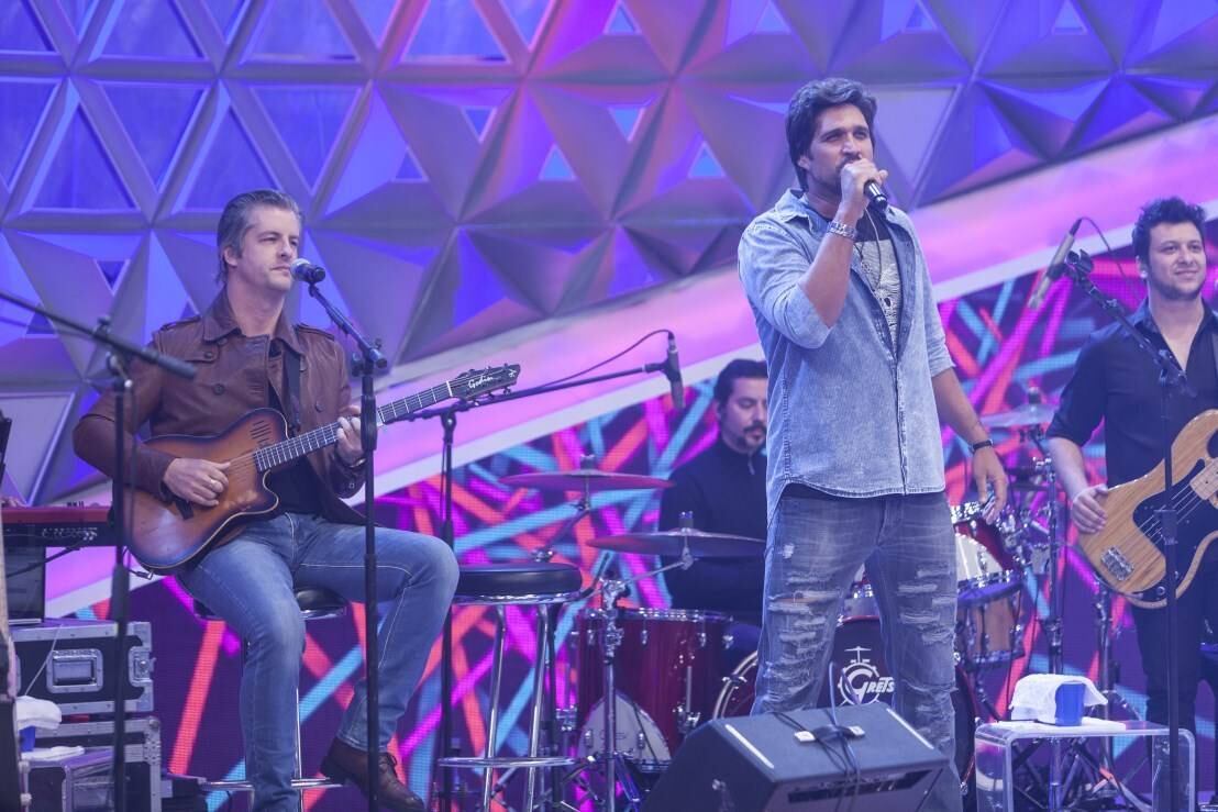 Eles
são charmosos, fazem o maior sucesso com o público feminino e são reconhecidos
como grandes músicos. Por tudo isso, não poderiam deixar de estar no Programa da Sabrina!
+ Vìdeo: Sabrina Sato descobre detalhes sobre a vida amorosa dos cantores
+ Quer saber tudo sobre o Programa da Sabrina? Siga o perfil no Twitter
+ A atração da japa mais famosa do Brasil também está no Facebook. Curta!