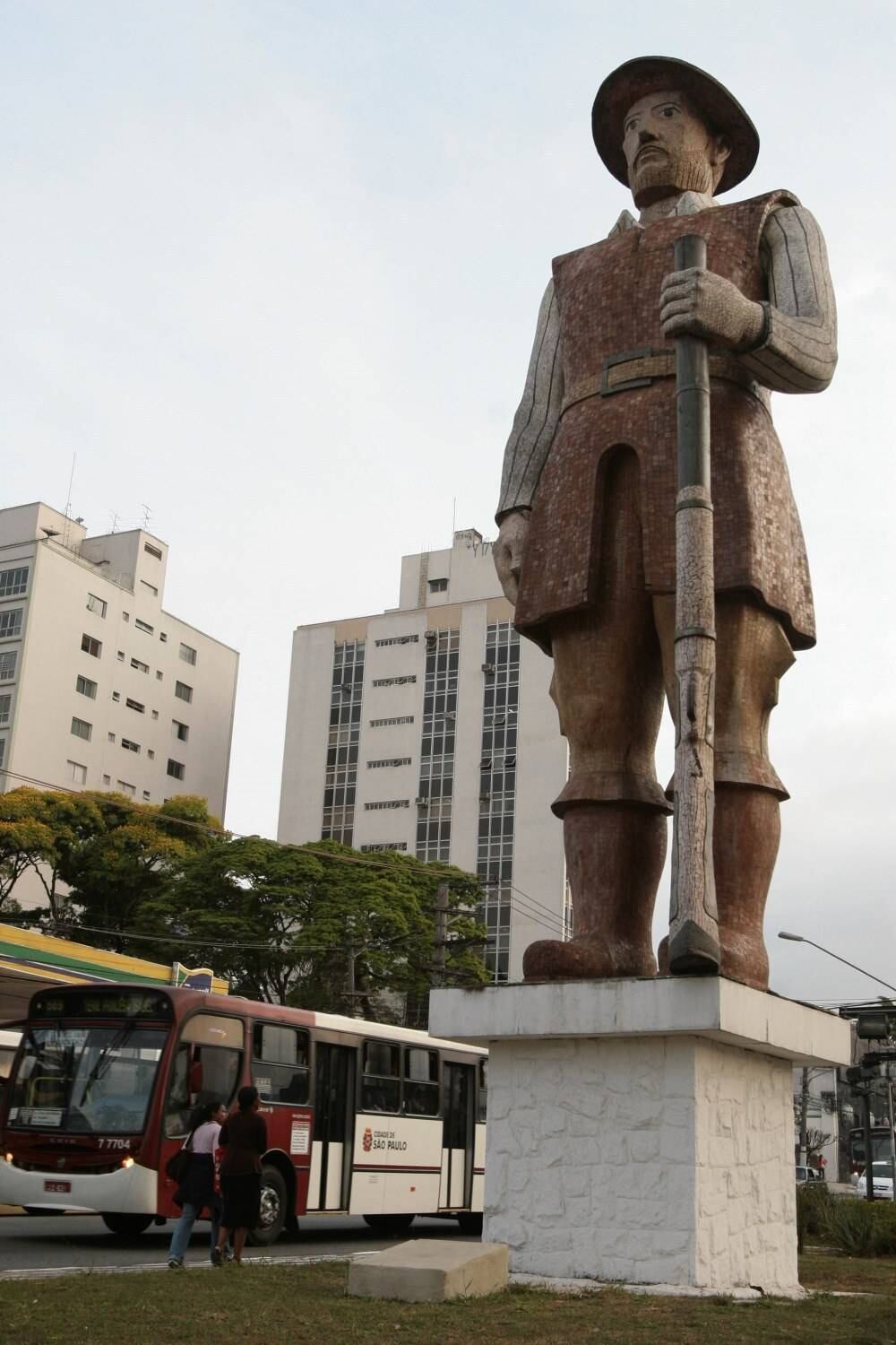 De acordo com os organizadores do evento, os participantes do tour foram escolhidos por serem ativos no site dando várias opiniões. Esta é a única forma de ser convidado para os tours da empresa. Para participar dos próximos eventos, o usuário precisará se cadastrar no site ou baixar o aplicativo, se inscrever em algum evento e começar a opinar

Na foto - Estátua do Borba Gato
