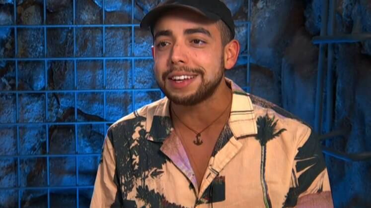 As frases de efeito de Lucas Selfie são as responsáveis por muitos conflitos na Ilha Record. Sem perder a pose, o estrategista sempre tem um comentário afiado na manga. A cada alfinetada, ele se diverte com a reação dos exploradores e Exilados

Ao protagonizar um leve bate-boca com Thomaz no Exílio, Selfie disparou: "O papai Pyong não ensinou controle emocional para o menino". 