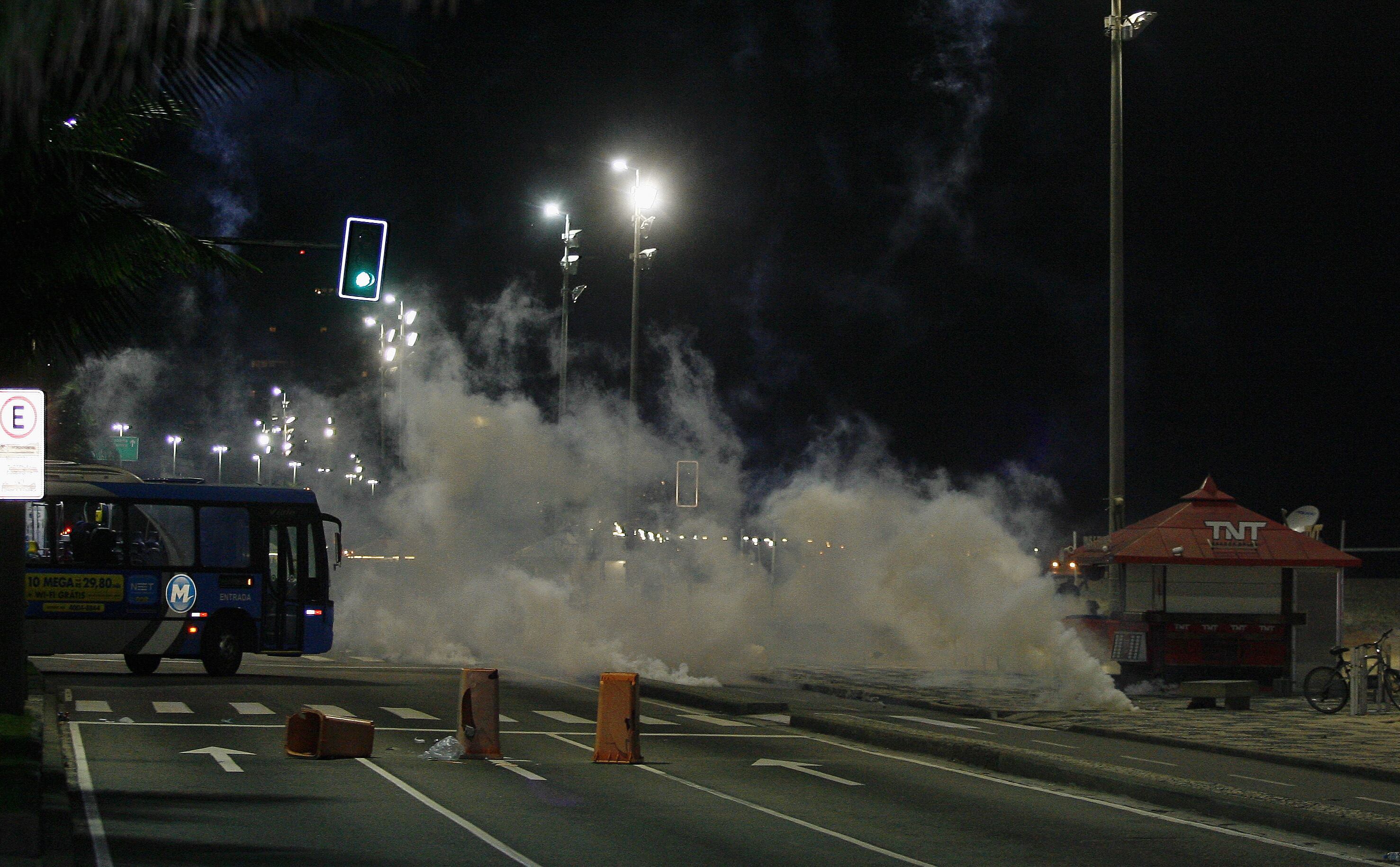 Segundo a PM, os agentes do Choque foram atacados e reagiram
