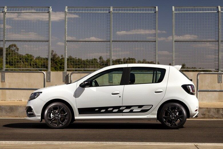 Inicialmente, a marca projeta vender cerca de 200 unidades do Sandero RS por mês

LEIA TAMBÉM
Aceleramos: Renault Sandero RS é nervosinho e vai além do visual
