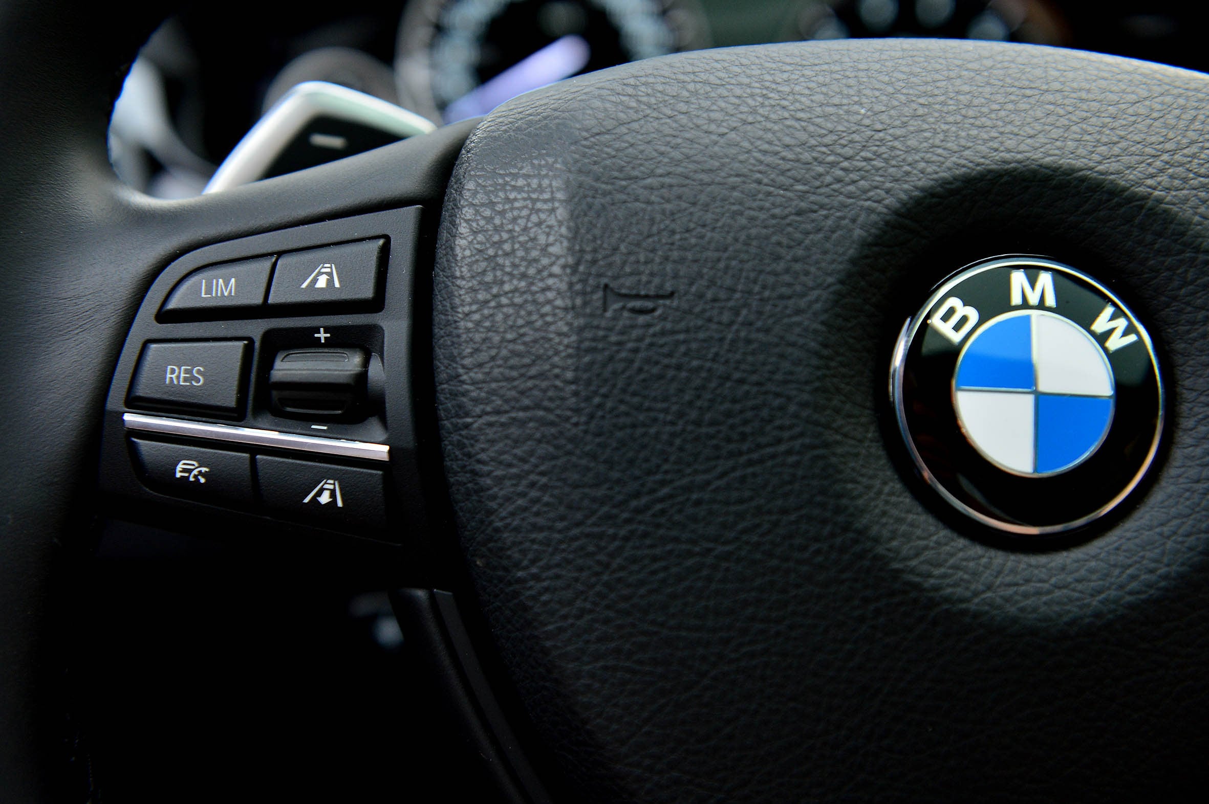 No volante ficam os comandos do controlador de velocidade adaptativo...