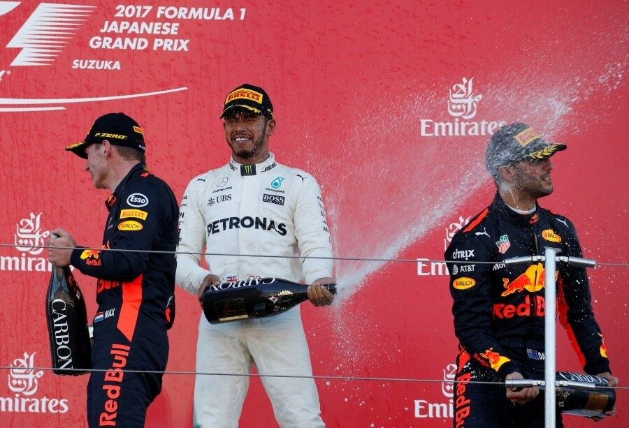 Somente nas voltas finais, precisou conter o ímpeto de Verstappen. Para ajudar, Sebastian Vettel teve um problema no motor e abandonou ainda no começo da prova