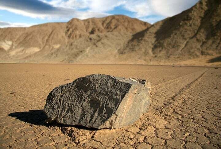 Dentro do Vale da Morte, nos Estados Unidos, estão as rochas de Racetrack Playa. Essas rochas deixam rastros no solo sem qualquer indício de que tenham sido arrastadas, algumas chegam a pesar 300 quilos. Não há qualquer tipo de filmagem desse fenômeno.