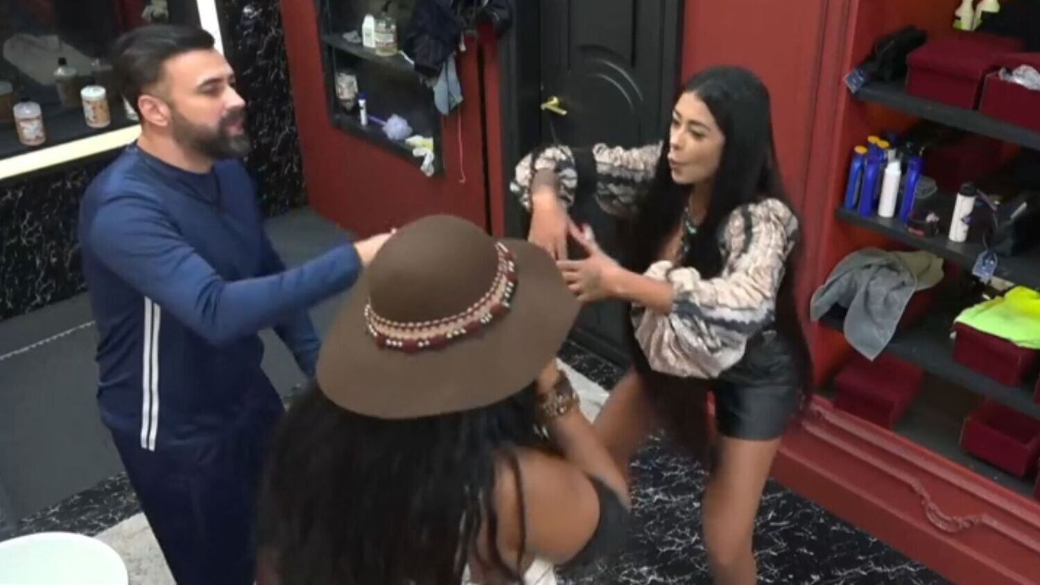 No after party, Janielle, Bruno e Medrado se divertem em batalha de rima! "A Grande Conquista é muita adrenalina, para vencer aqui tem que ter disciplina", improvisou a cantora. Ufa, que festa!
A Grande Conquista vai ao ar de segunda a sexta, às 22h45; aos sábados, às 22h30; e aos domingos, a partir das 23h, na Record TV. Assine o PlayPlus e tenha acesso à transmissão 24 horas e a conteúdos extras do reality. Conheça também a Rede da Conquista, a comunidade dos fãs do programa.