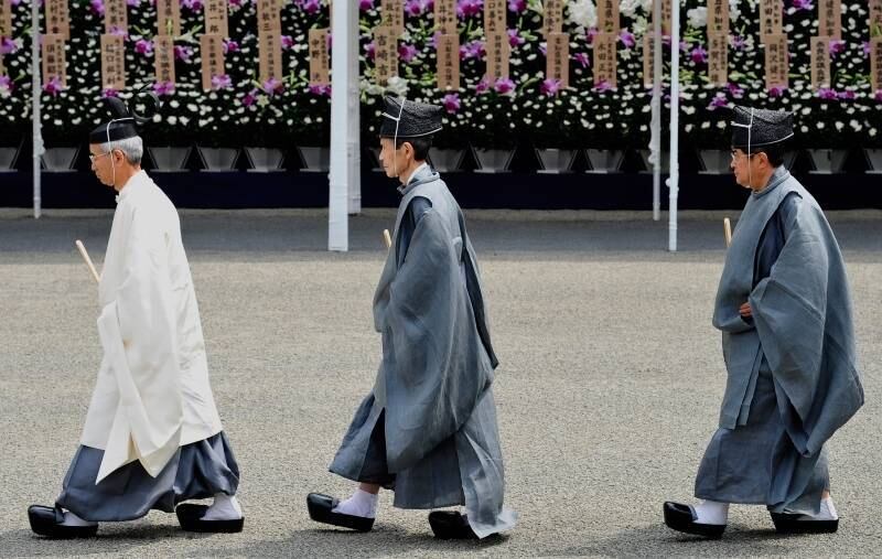 Líderes religiosos
xintoístas chegam ao funeral do príncipe japonês Katsura, no cemitério  Toshimagaoka, em Tóquio, Japão