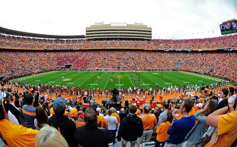 6. Neyland Stadium
Pertencente à Universidade do Tennessee, Estados Unidos, recebe jogos de futebol americano do Tennessee Volunteers, podendo receber até 102.455 pessoas