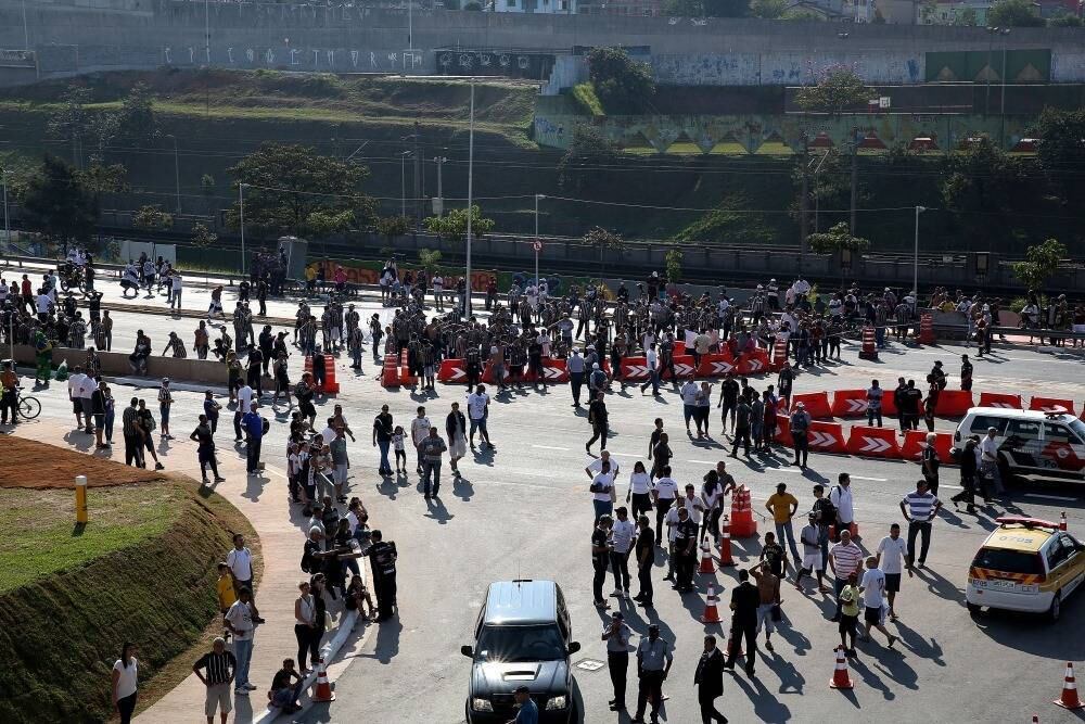 Torcedores do Corinthians na chegada ao Itaquerão
