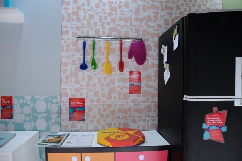 Na cozinha, uma das experiências é tentar pegar objetos usando uma luva que dificulta a manipulação