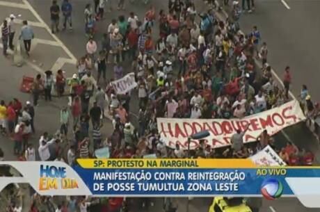 Manifestação bloqueia faixas da marginal Tietê, na zona leste de SP, nesta quarta-feira
