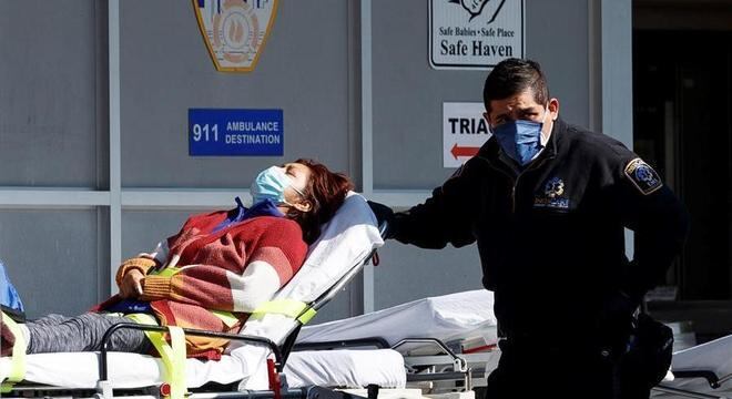 Paciente com suspeita de covid-19 é levada para hospital em Nova York