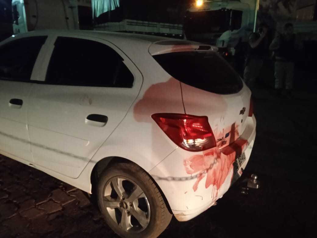 Mulher teve o carro alvejado por policiais militares de Goiás. Agora, ela se recupera de cirurgia
