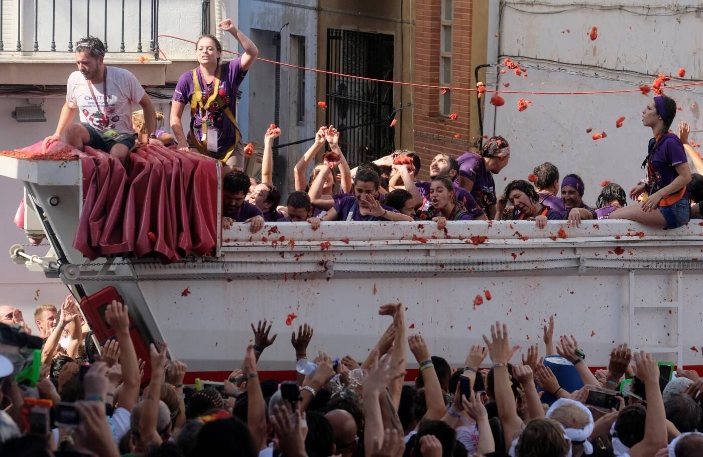 Milhares de pessoas compareceram nesta quarta-feira (29) à festa conhecida como 'La Tomatina', na pequena cidade de Buñol, a cerca de 38 quilômetros de Valência

