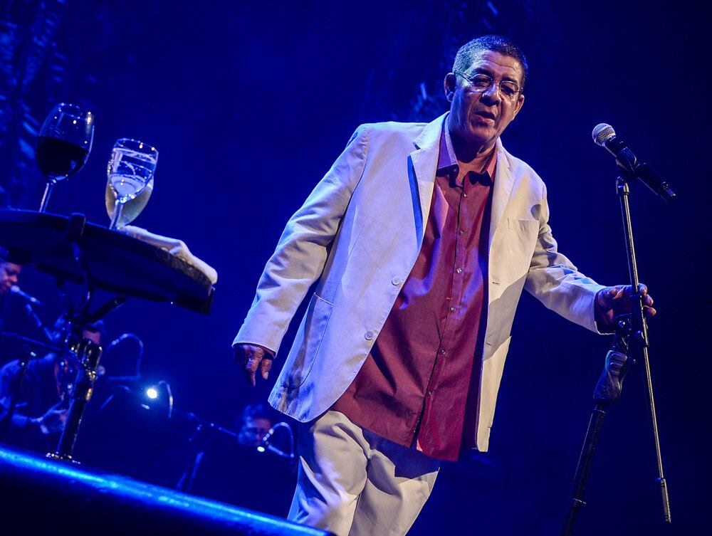 Zeca Pagodinho se apresentando em São Paulo, neste sábado (17)