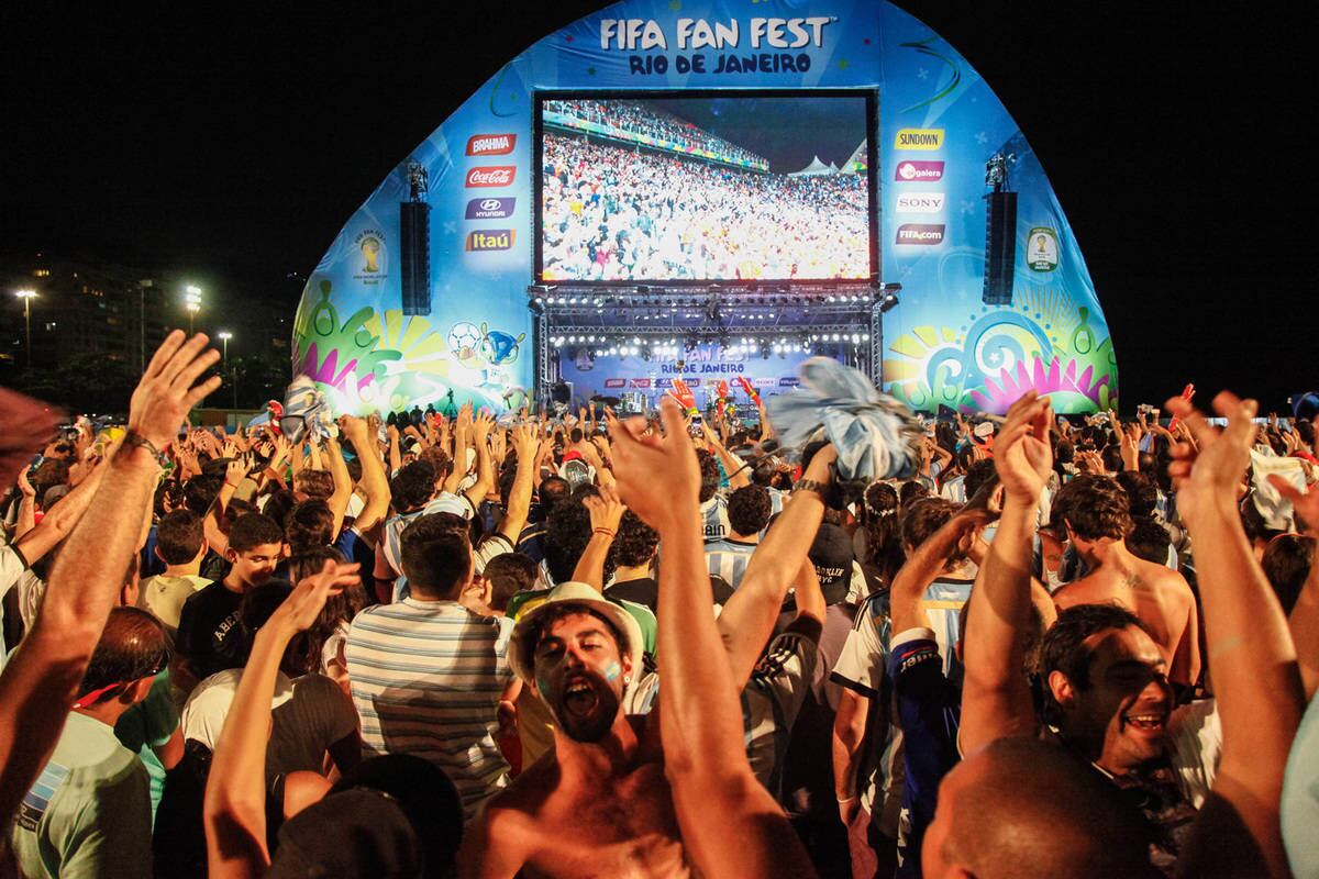 Milhares de argentinos vibraram em Copacabana na quarta-feira (9)