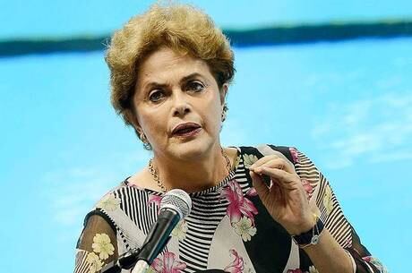 Dilma Rousseff falou com jornalistas nesta segunda-feira (18)