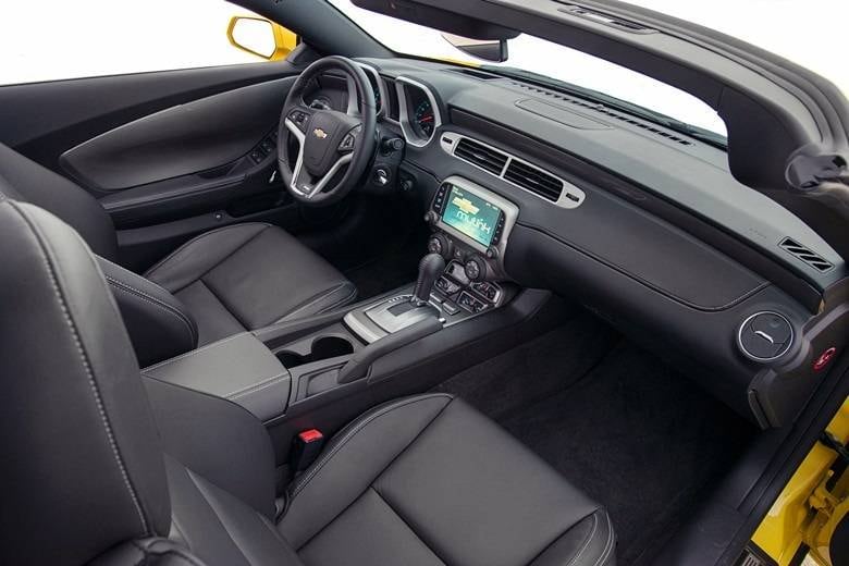 Por dentro, o painel é o mesmo ao do Camaro "fechado", com tela tátil ao centro e muitos instrumentos