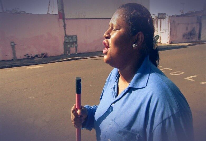 A história de Taiana Cristina, de 25 anos, chegou aos
produtores da atração através das redes sociais. A varredora de ruas foi filmada cantando enquanto trabalhava, dando duro para limpar as ruas de sua cidade natal 