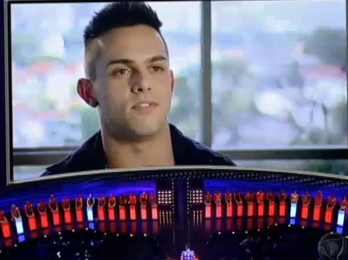 — A menina que se relacionar comigo pode ter certeza de que vai ter um cara que está extinto pela sociedade atualmente e que todas as meninas falam: que não existe mais príncipe encantado

+ Vídeo: George chega com tudo e dá o recado: "Quem quiser ser feliz, vem comigo!"

+ De desmaiar! Veja as lindas participantes que se destacaram no último programa e eleja a mais gata

+ Rafael Cortez: “Me assusto quando as mulheres ficam masculinas na relação”
