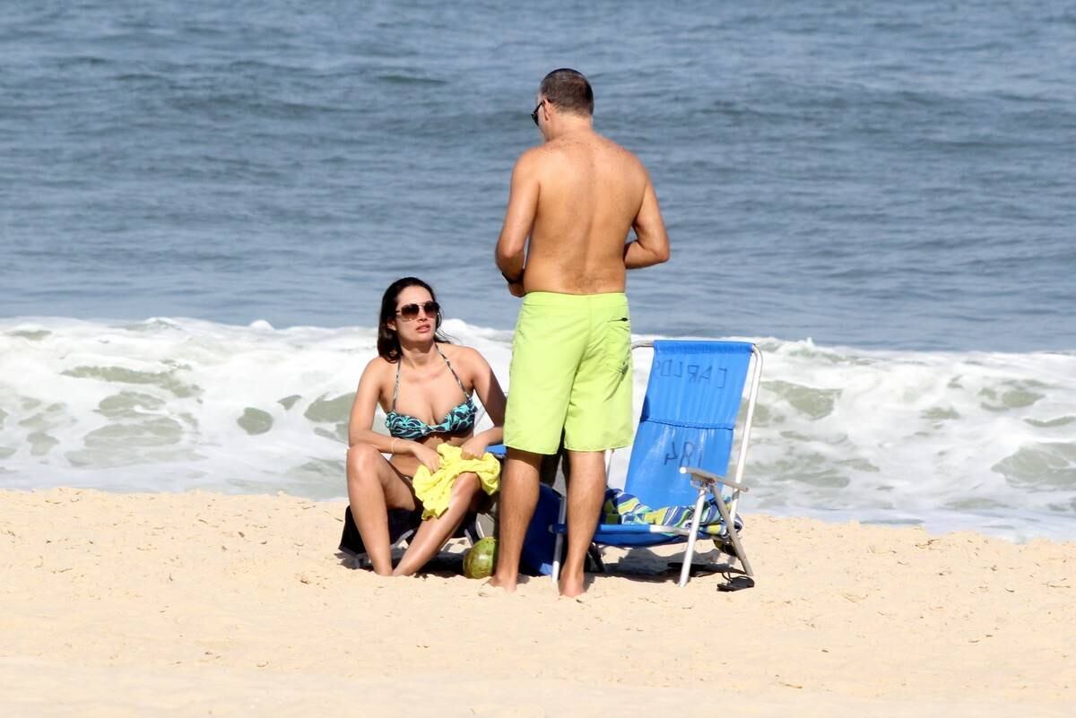 Patrícia Poeta tira o dia para reforçar o bronzeado em praia do Rio